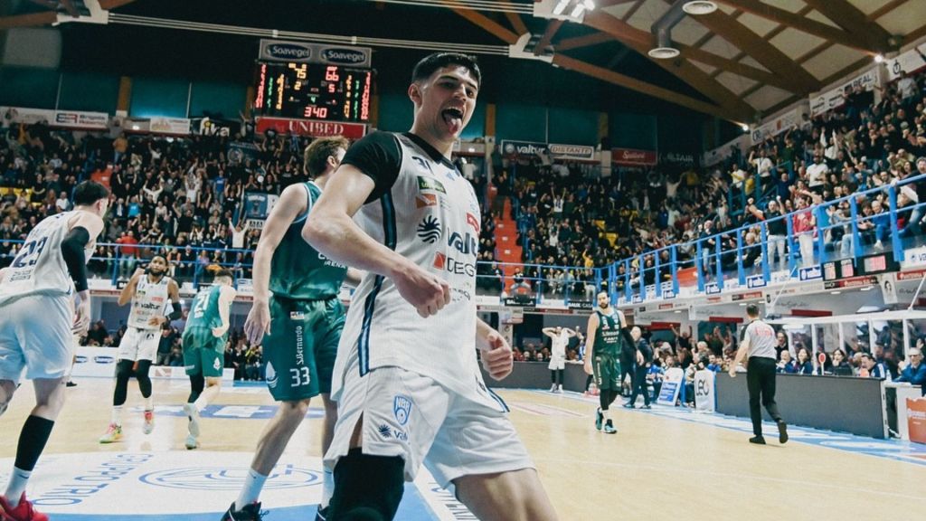 Calzavara fa esplodere il PalaPentassuglia! Il suo buzzer beater contro Rimini vale gara&nbsp;4.